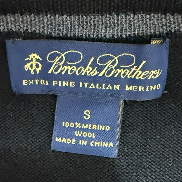 Brooks Brothers UGA Men’s Sz Small V-Neck Merino SweaterVest ￼ - Picture 4 of 6